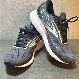 Brooks Gray and White Athletic Shoes Women’s Sz 10